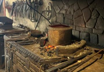 Klasa 2a odwiedza kuźnię